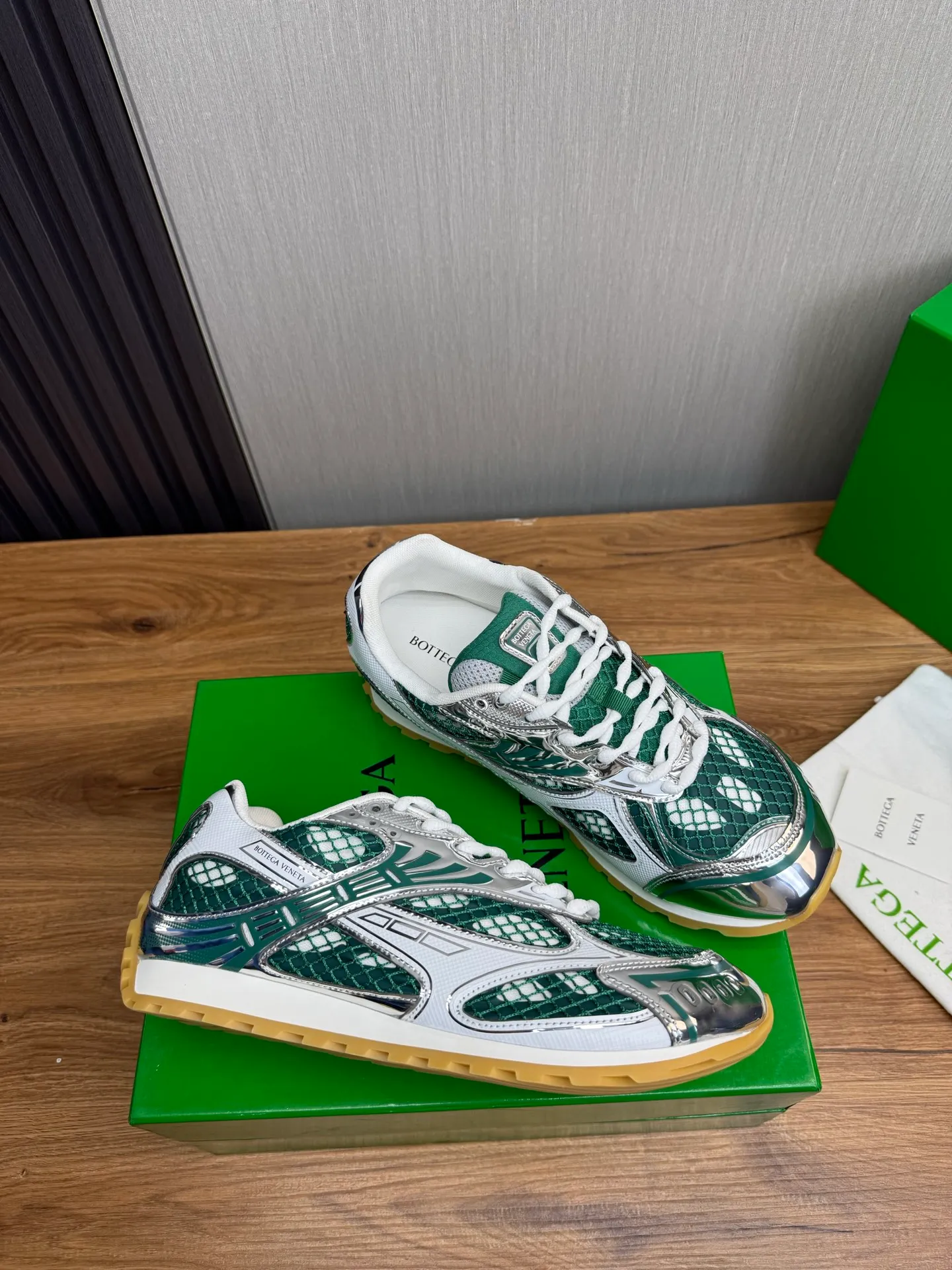 Men's men's shoes 💰620💰 BV top version 𝘽𝙊𝙏𝙏𝙀𝙂𝘼 𝙑𝙀𝙉𝙀𝙏𝘼 Orbit sneakers Wang Yibo same style couple style dad shoes 🩷💚 Runner sneakers, made of lightweight technical mesh fabric. Features a geometric patterned rubber outsole. Pay attention to the package craftsmanship ❕ High version shipping ❗️ Very nice, durable to play with and durable to make ✔️ Standard version 💯💯 The outsole is made of color-blocked TPU outsole. Women’s model 35-41 (40 41 customized) Men’s model 39-46 (45.46 customized) Equipped with original packaging
